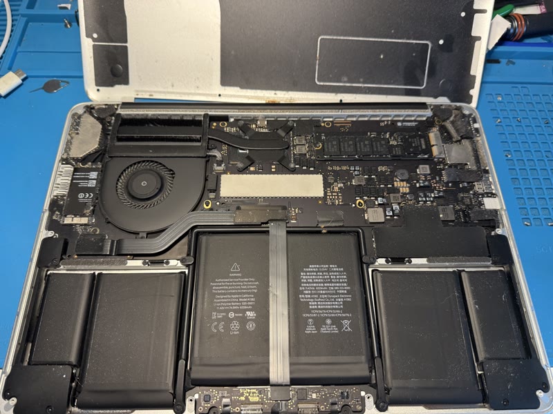 Intérieur MacBook Pro - batterie et carte mère